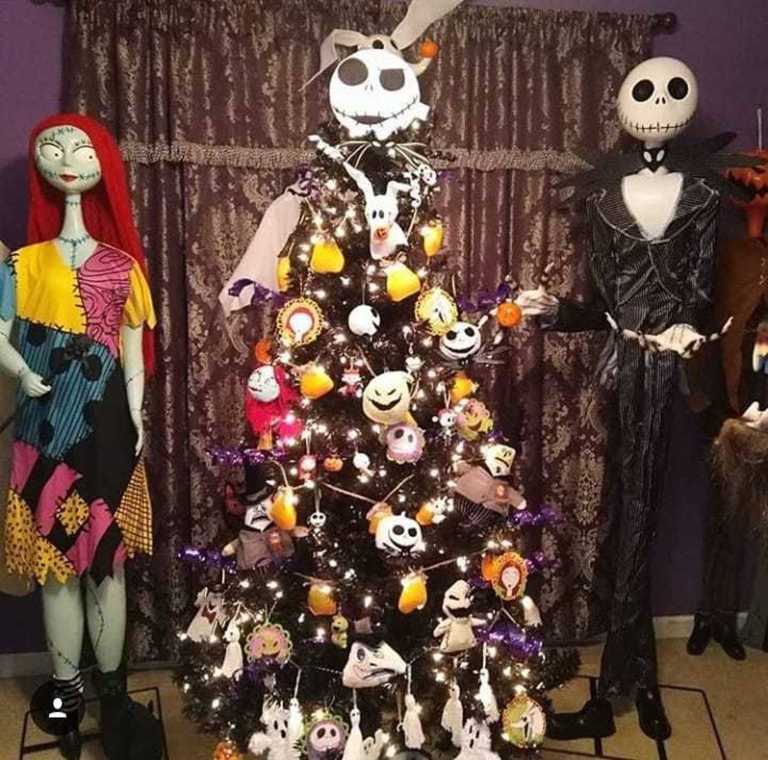 29+ Halloween Christmas Tree Ideas for a Spooky Seasonal Display 1