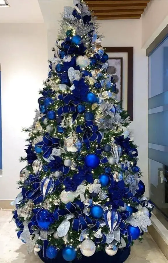 23+ Navy Blue Christmas Tree Decor Ideas for an Elegant Holiday Look 1