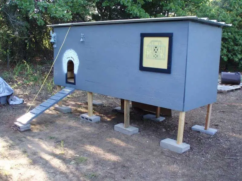 21 Pallet Chicken Coop Ideas for a Budget-Friendly Build 6 Elevated Grey Hen Hotel
