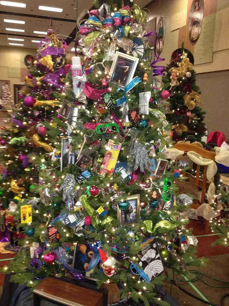 31+ 80s Christmas Tree Ideas for a Nostalgic Holiday 3