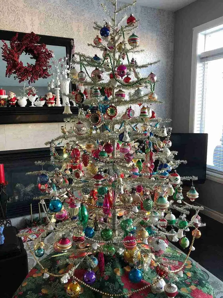 31+ 80s Christmas Tree Ideas for a Nostalgic Holiday 11
