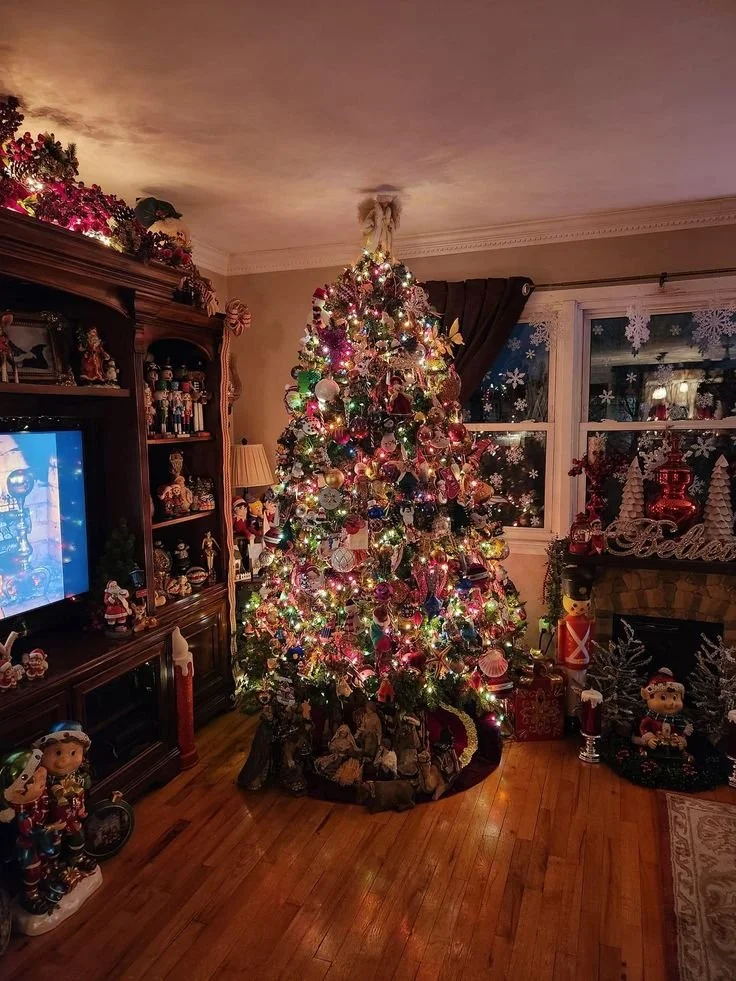 31+ 80s Christmas Tree Ideas for a Nostalgic Holiday 2