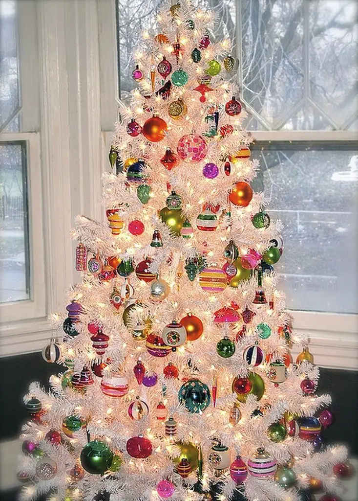 31+ 80s Christmas Tree Ideas for a Nostalgic Holiday 10