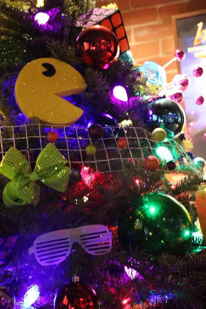 31+ 80s Christmas Tree Ideas for a Nostalgic Holiday 4
