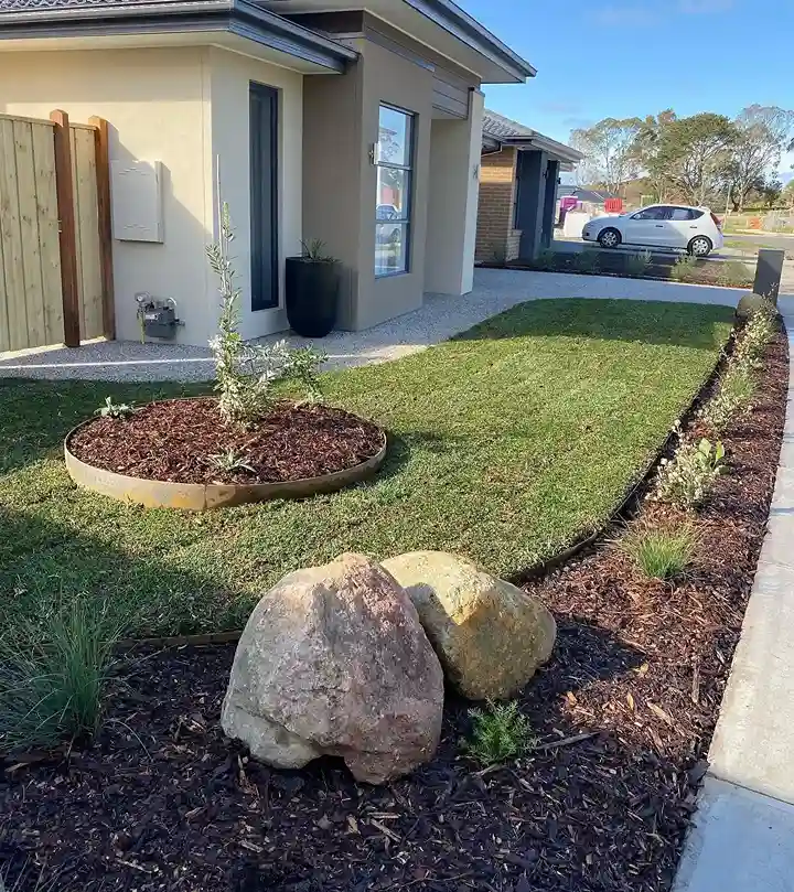 21 Boulders Landscaping Ideas for a Stunning Yard 2 Front Yard Rock Accent