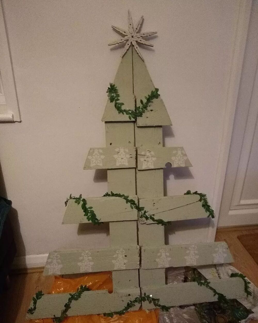 27+ Wood Christmas Trees DIY Ideas for Rustic and Creative Holiday Decor 2 Stenciled Wooden Pallet Christmas Tree