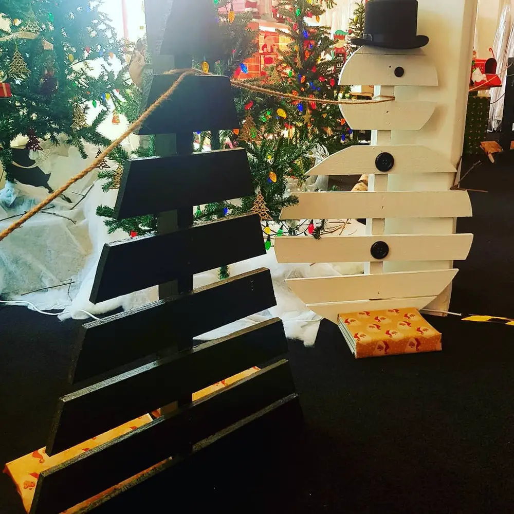 27+ Wood Christmas Trees DIY Ideas for Rustic and Creative Holiday Decor 17 Minimalist Black Wooden Tree and Snowman