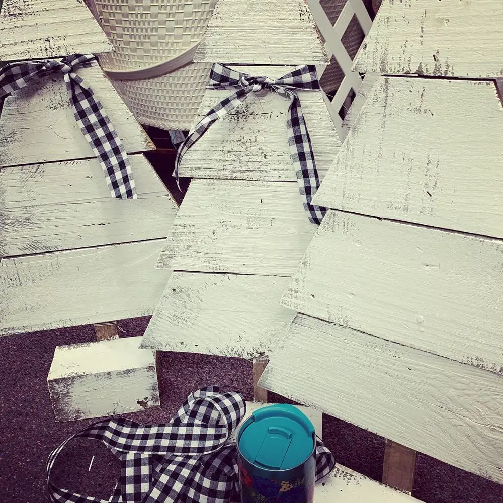 27+ Wood Christmas Trees DIY Ideas for Rustic and Creative Holiday Decor 19 Distressed White Pallet Trees with Plaid Bows
