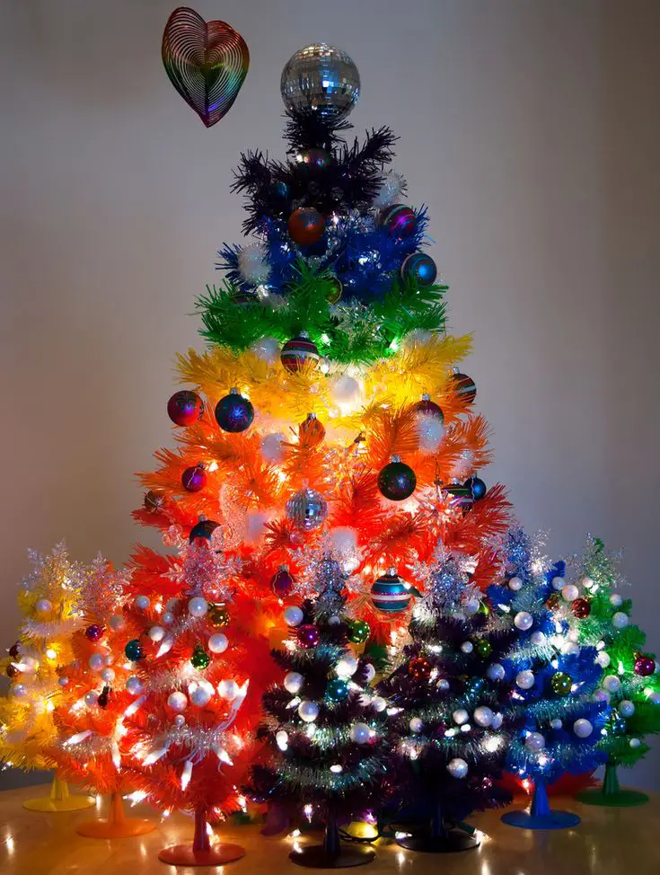 31+ 80s Christmas Tree Ideas for a Nostalgic Holiday 9